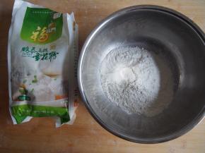准备好200克面粉