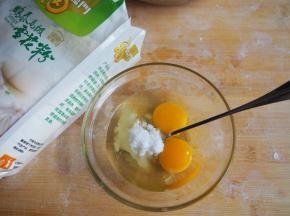 鸡蛋两个，加入白糖，搅拌至融化