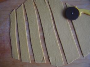 鸡蛋放入面粉中揉成均匀面团，醒发10分钟后擀成1mm左右厚度的面片。分别切成3、4、5、6、7、厘米宽