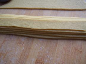 将最宽的面片放在底下，依次叠放