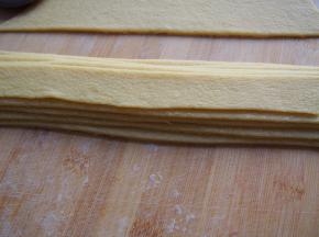 将最宽的面片放在底下，依次叠放