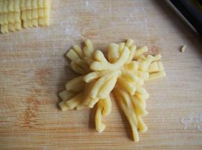 每5小条为一组，用筷子从中间夹紧，然后轻轻抖开。蝶儿姐姐做了6小条一组，我试了试，感觉有点儿太多，就用了5小条，亲们可以自己发挥哈