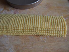 面片切成0.2厘米宽的小条