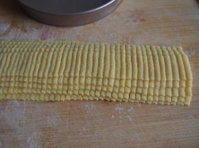 面片切成0.2厘米宽的小条