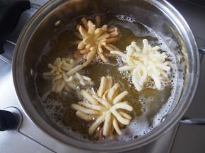 菊花顶部定型后，松手全部放入炸制金黄色