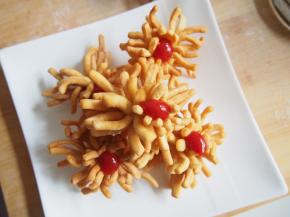 捞出沥油后中间挤上番茄酱装饰即可