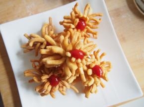 捞出沥油后中间挤上番茄酱装饰即可