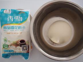 酵母放入温水中融化，分次加入面粉中拌匀，揉成光滑面团后，发酵至2倍大