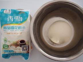 酵母放入温水中融化，分次加入面粉中拌匀，揉成光滑面团后，发酵至2倍大