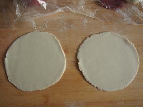 取两个白面团擀成大小相同的圆形面片