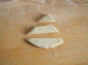 切成等宽的三份，最小的那份就不用了，可以等最后合成一个面团再做