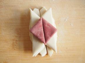 按图上的顺序叠好~最小的面片用红曲面团薄片同样叠成扇形切开用，这样才会出来花朵~