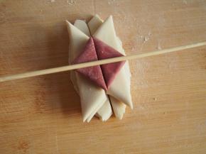 用一根竹签从中间压一下