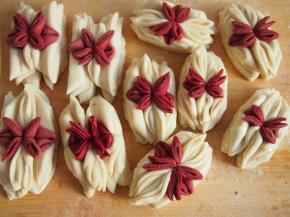 这样做好所有的面团，我面片摆了不同的方向，亲们看出来了木有？亲们看喜欢哪样的造型可以自己发挥哦~