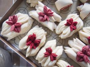 整理好形状后盖上保鲜膜，放到温暖的地方醒发20分钟