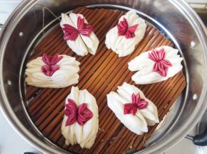 锅内加水，凉水入锅，大火烧开后转中小火蒸15分钟左右，关火后再焖3分钟左右即可