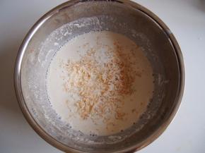 面粉中加入适量清水调成面糊，加入虾皮