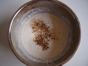 加入适量盐和五香粉，搅拌均匀