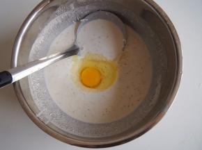 加入一个鸡蛋，搅拌均匀