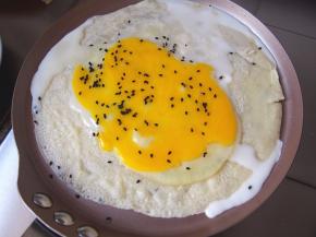 撒上适量盐和黑芝麻，烙熟即可