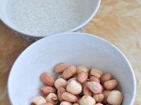 将花生、绿豆、薏米、莲子浸泡一小时，大米浸泡半小时左右。