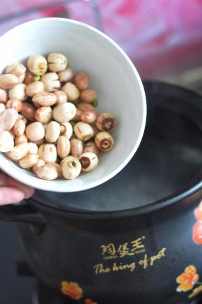 倒入豆类。