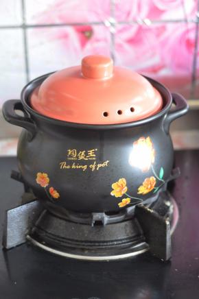 盖上盖子等水烧开后，转为小火，这时将锅盖虚掩留个缝，煲煮大概20分钟。