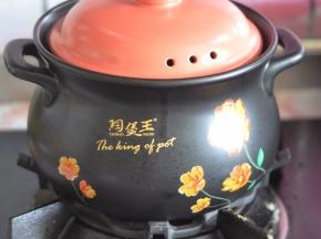 盖上盖子等水烧开后，转为小火，这时将锅盖虚掩留个缝，煲煮大概20分钟。