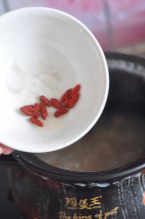 粥熬稠后，加入枸杞。