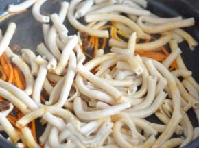 加入之前的面条，翻炒均匀。