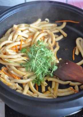 加入豌豆苗，加入盐和生抽。