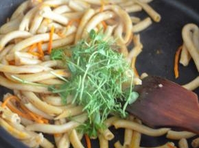 加入豌豆苗，加入盐和生抽。