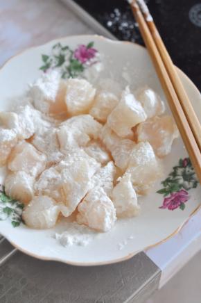 龙利鱼切块，用盐、胡椒粉、料酒腌制片刻。裹上淀粉。