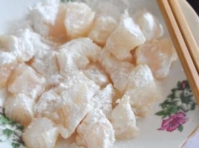 龙利鱼切块，用盐、胡椒粉、料酒腌制片刻。裹上淀粉。