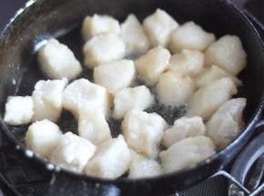 锅里倒入油，放入龙利鱼煎炸制表面金黄。