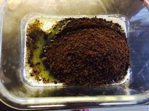 奥利奥碎倒入融化的黄油中