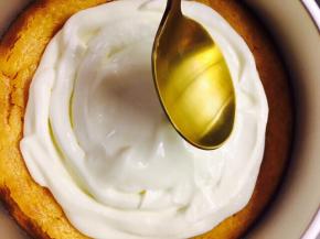 用勺子把淋面抹平，放入烤箱160度烤8分钟，待表面凝固