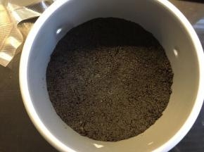 将与黄油搅拌均匀的奥利奥碎倒入模具压实，放入冰箱冷藏待用