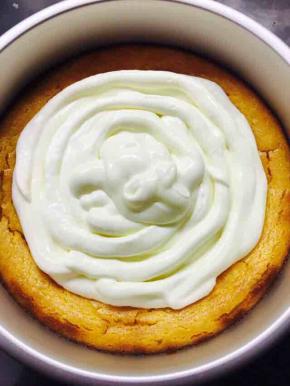芝士冷却后，中间会凹陷下去，淋面材料搅拌均匀，将酸奶油挤到凹陷处
