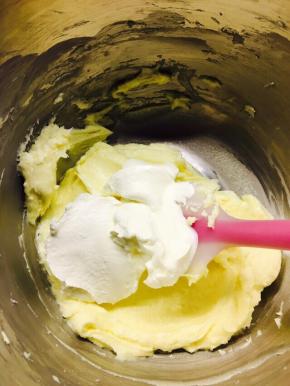 加入酸奶油，柠檬汁搅拌均匀