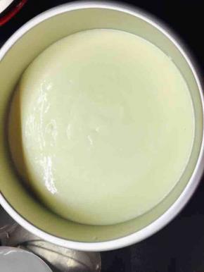 加入鸡蛋搅拌顺滑后，加入玉米淀粉，同样要搅拌顺滑无颗粒，倒入模具150度水浴40分钟分钟，中途不要打开烤箱，并烤制完成后，在烤箱里冷却一个小时