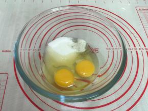3.鸡蛋和香草糖，细砂糖投进料理盆中