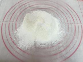 2.先把低筋面粉和无铅泡打粉过筛备用
