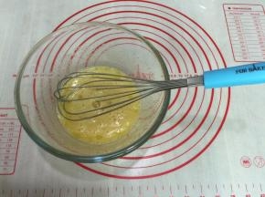 4.如果没有香草糖的话，就用1/4条香草夹把香草籽刮出来用就可以了
混合均匀即可，不用打发哦