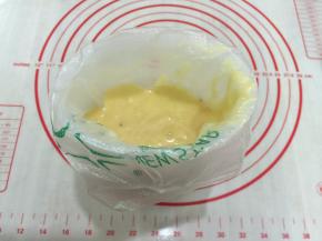 8.将面糊倒入裱花袋中  放入冰箱冷藏静置一小时