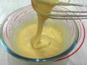 7.面糊中加入色拉油油，拌均匀
