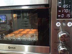 11.送进事先预好的烤箱，上火185度下火170度，烤15分钟。