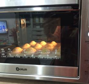 12.等到有高高的小肚子隆起，边缘略变黄，就可以出炉了