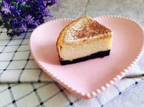 冷藏后脱模，表面可以装饰水果，也可以筛点可可粉……开动……