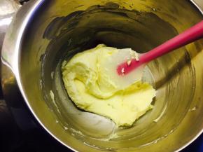 奶油奶酪室温软化后，加入糖，隔水搅拌顺滑
